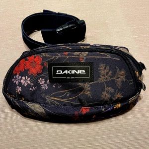 Dakine Hip Pack - Navy Blue Floral